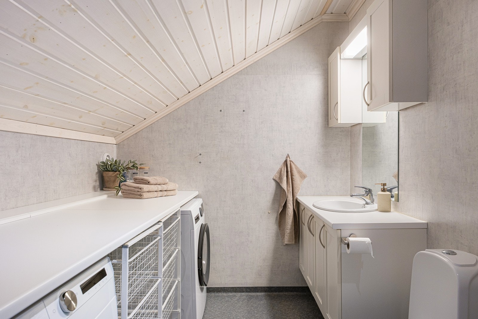 På vaskerommet er det også gulvmontert toalett, og servant med under- og overskap, samt speil. Galleribilde