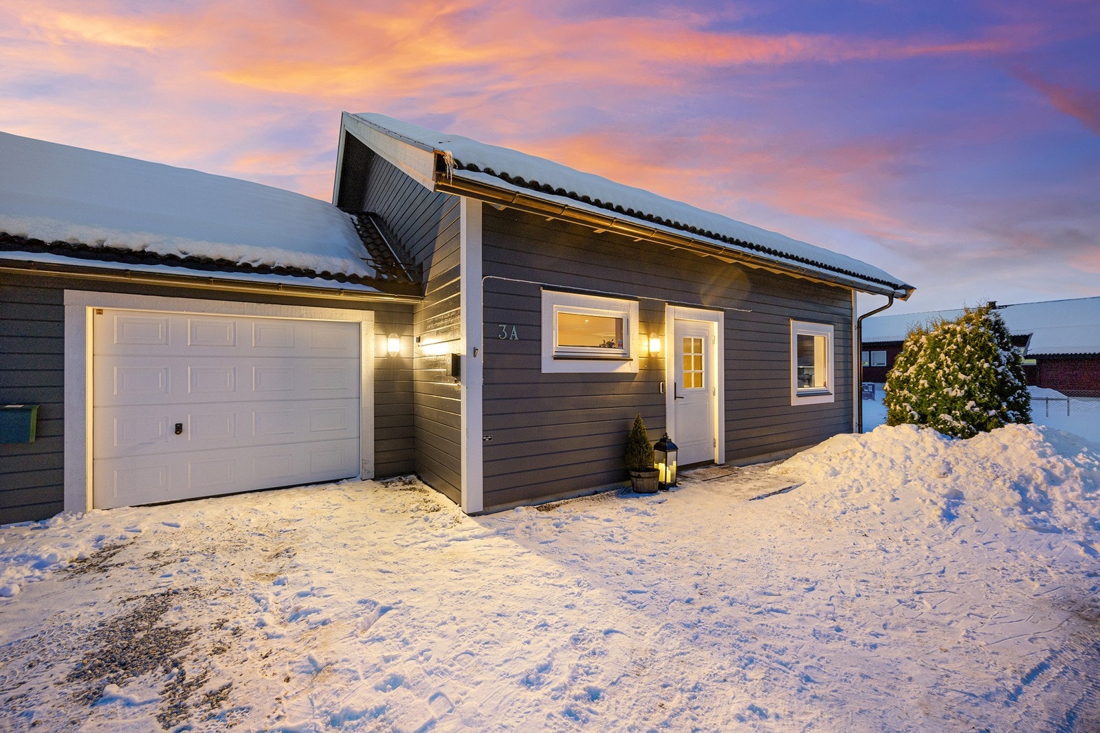 Boligen er over to etasjer og er kjedet via garasjen. Galleribilde