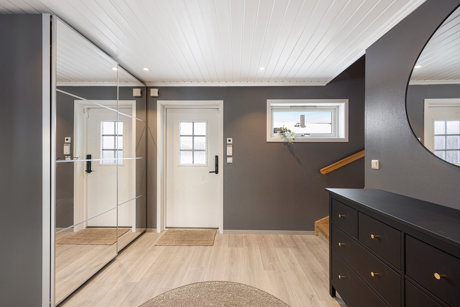 Vel inne møtes man av en romslig entré med stor, praktisk skyvedørsgarderobe med speilfronter - denne sørger for praktisk oppbevaring av ytterklær og sko. Galleribilde