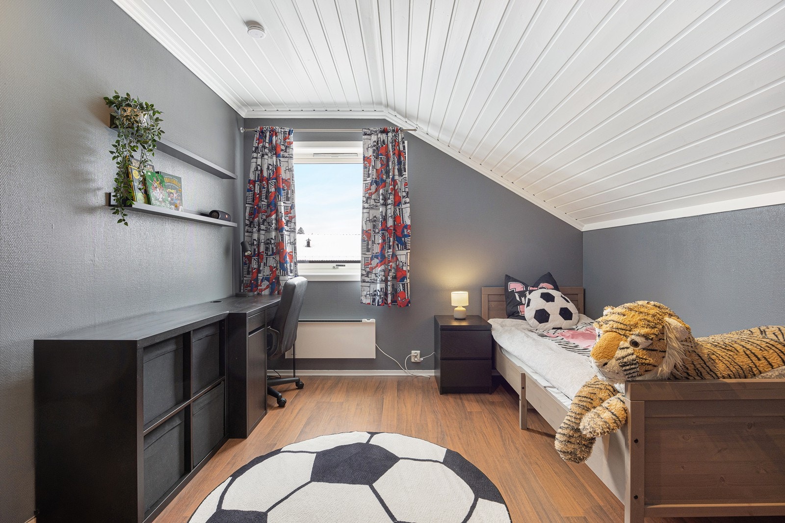 Det er rikelig med naturlig lysinnfall fra vindusflatene. Galleribilde