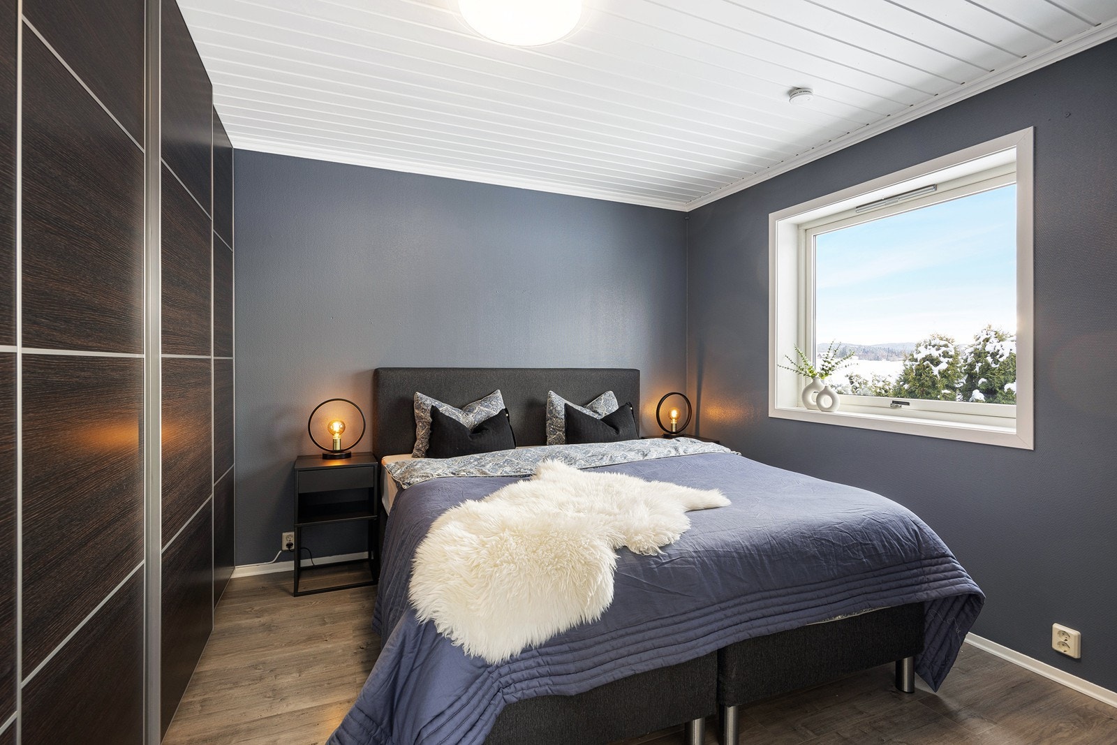 Boligen har tre gode soverom - hvorav hovedsoverommet ligger i første etasje. Galleribilde