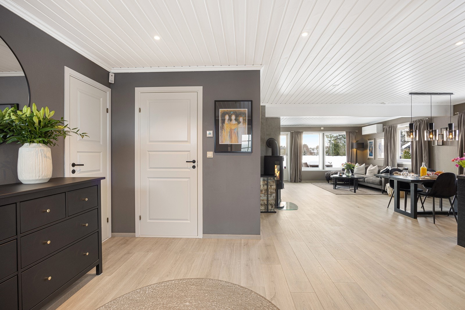 Fra entrésonen er det en sømløs overgang til det sosiale allrommet. Galleribilde