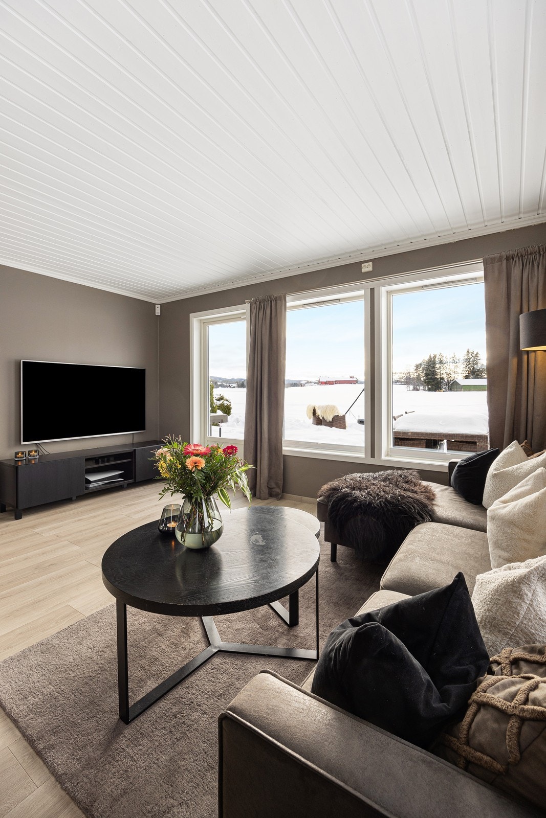 Fra stuesonen er det utgang til den solrike terrassen. Galleribilde