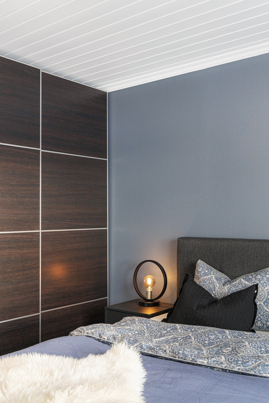 Rommet har mye oppbevaringsplass i en stor skyvedørsgarderobe med mørke fronter. Galleribilde