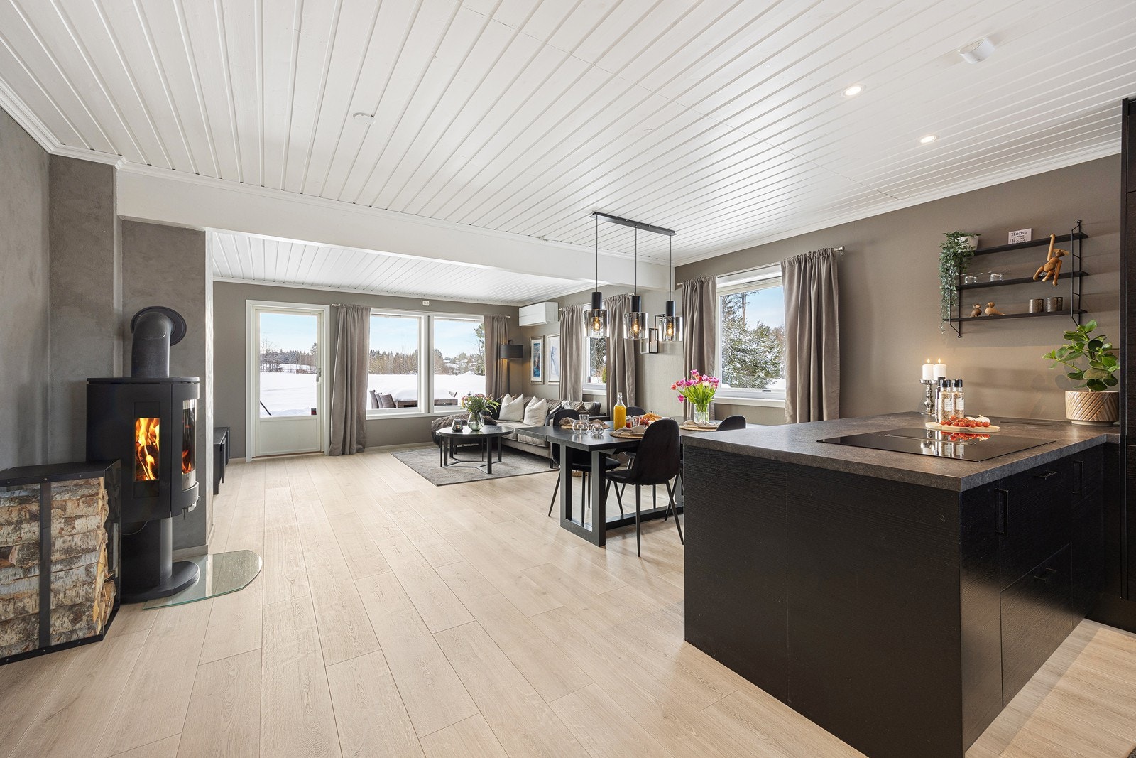 Boligen fremstår som et hyggelig famililehjem med moderne fargevalg og god atmosfære. Galleribilde