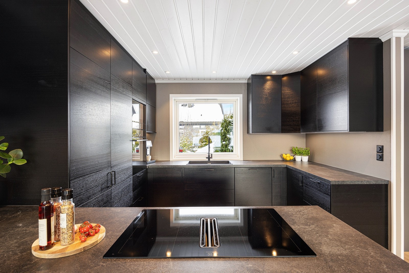 Alle hvitevarene - bestående av stekeovn, induksjonstopp, kjøleskap, eget fryseskap, oppvaskmaskin og mikrobølgeovn, er integrerte. Galleribilde