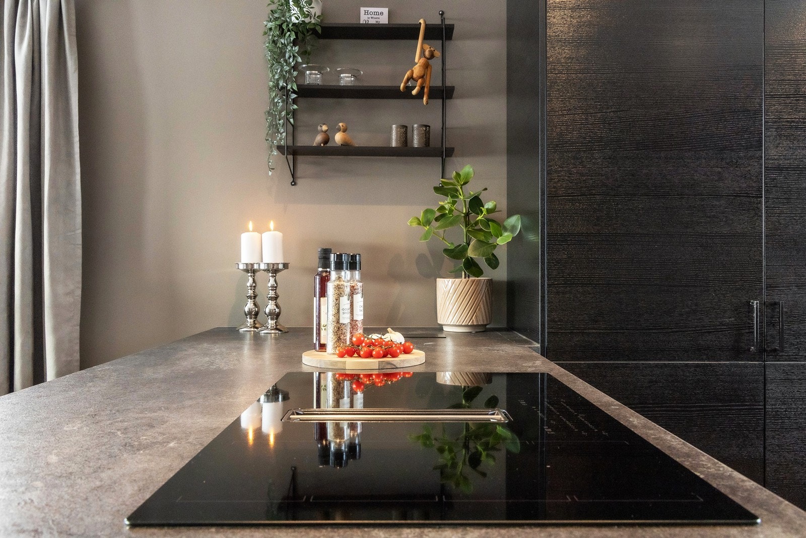 Innredningen var ny i 2023 og har sorte, glatte fronter og grå laminatbenkeplate med stor oppvaskkum i kompositt. Galleribilde