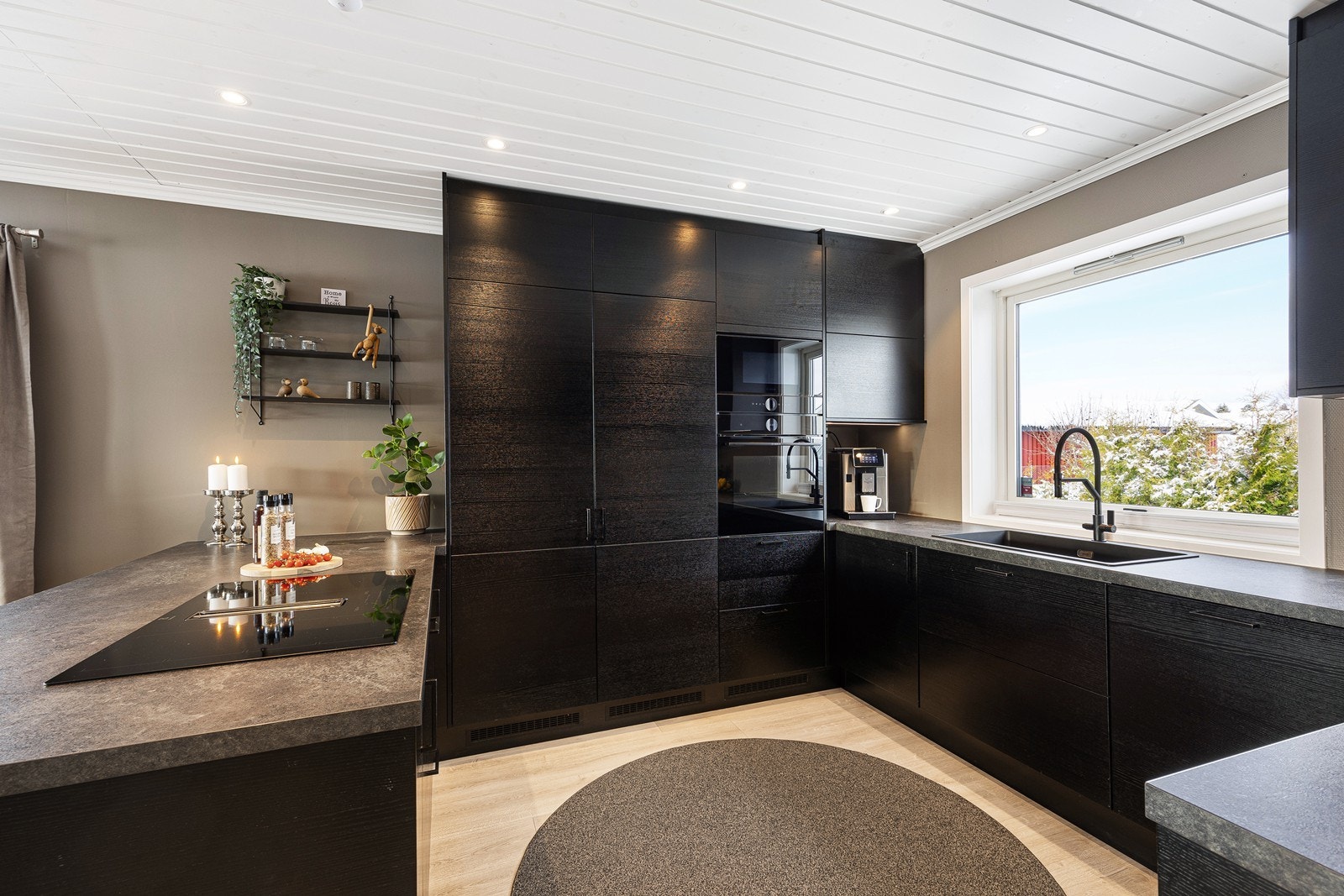 Kjøkkenet er stilrent og moderne med god oppbevaringsplass og fine arbeidsflater. Galleribilde