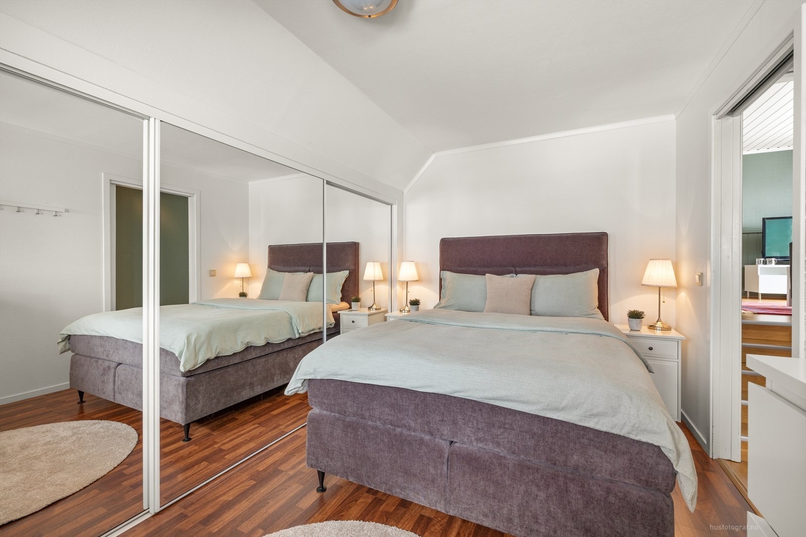 De to andre soverommene har gode lysforhold, rom for oppbevaringsløsning, god plass til seng. Galleribilde