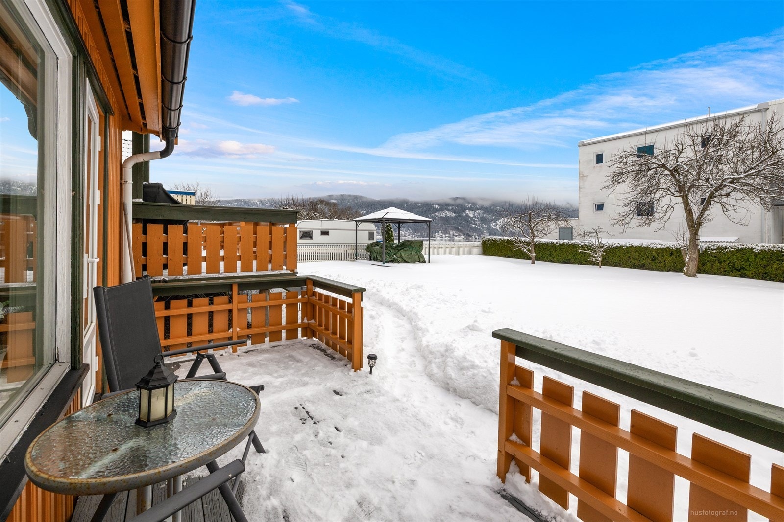 Adkomst til en egen uteplass fra utleieleilighet. Galleribilde