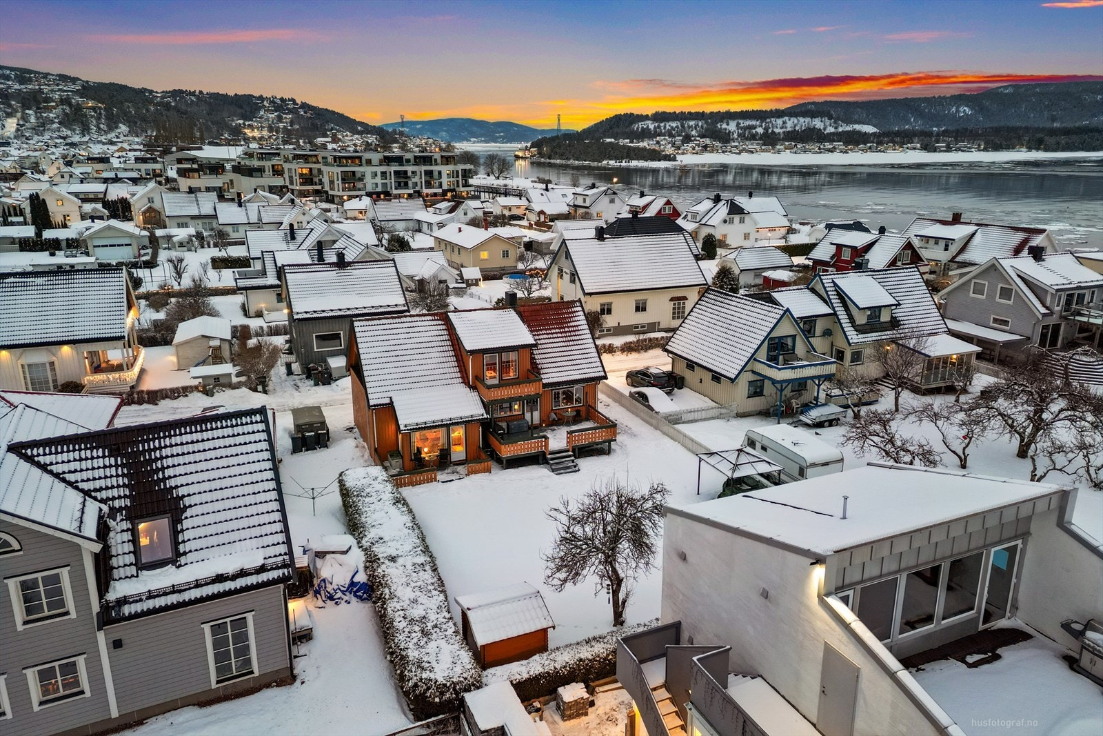 Parkering forekommer i gårdsplass. Galleribilde