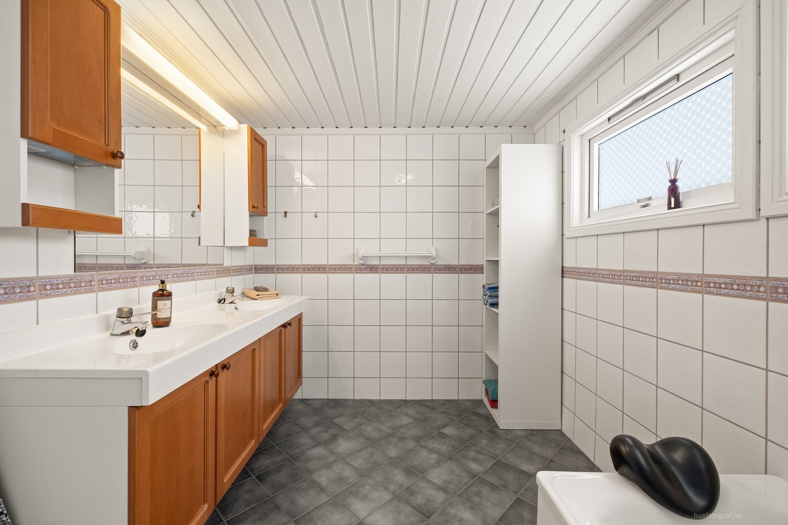 Hovedbadet i 2.etasje er bygget før 1997 og våtrommet må oppgraderes for å tåle normal bruk etter dagens krav. Galleribilde