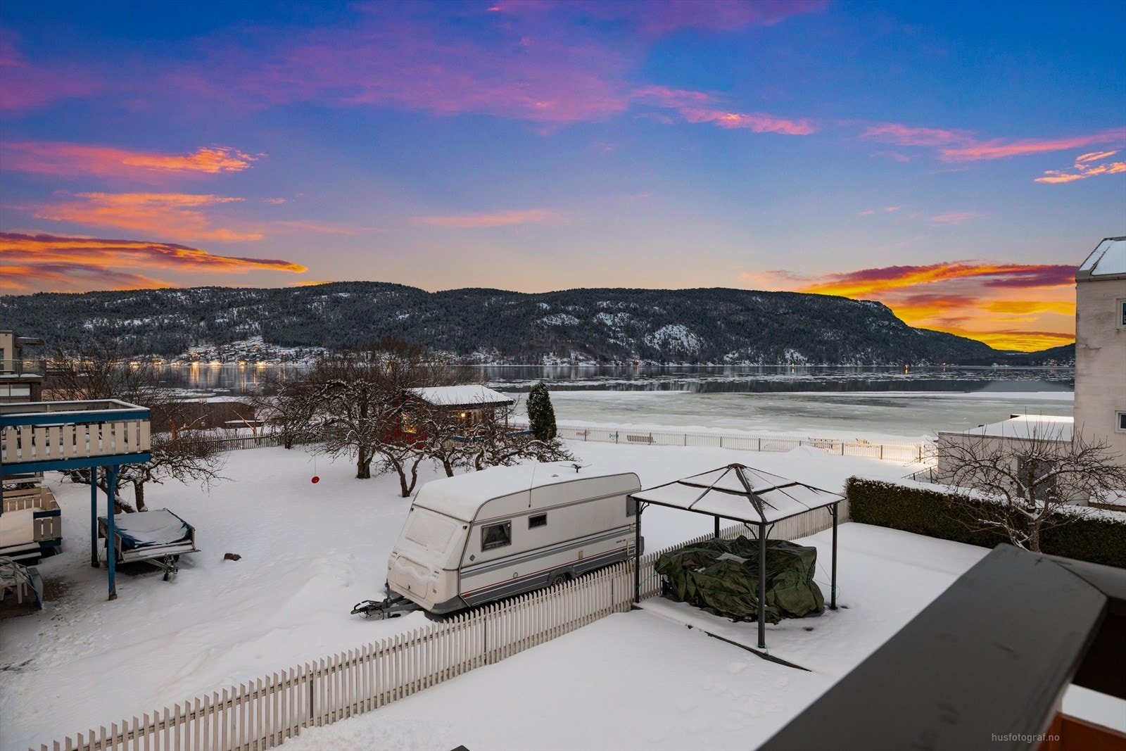 Fin utsikt mot vannet. Galleribilde