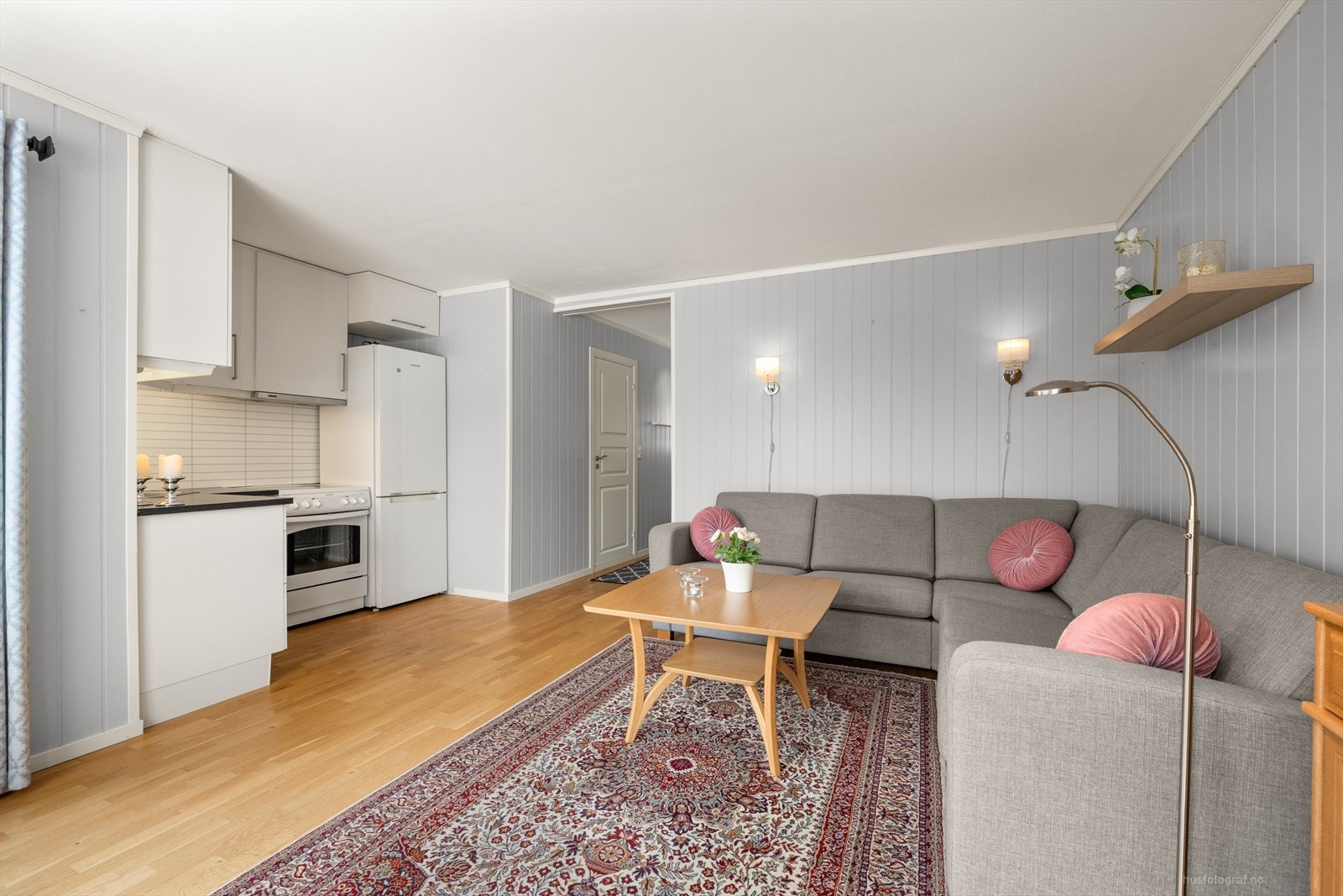 Leiligheten har en praktisk åpen stue/kjøkken løsning der stuen holder en god romslighet med tilstrekkelig plass for både en behagelig sofagruppe og spisebord. Galleribilde