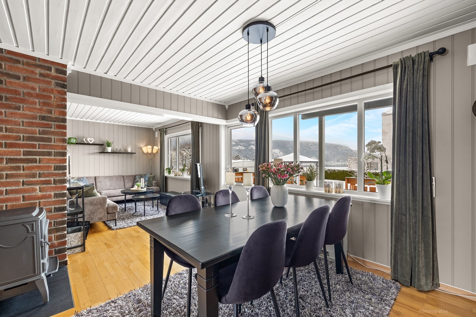 Stuen er romslig og gir god plass til flere møbleringsalternativer, enten du ønsker å plassere et stort spisebord for familiemiddager i spisestuen, en komfortabel sofagruppe for avslapning, eller en egen lesekrok. Galleribilde