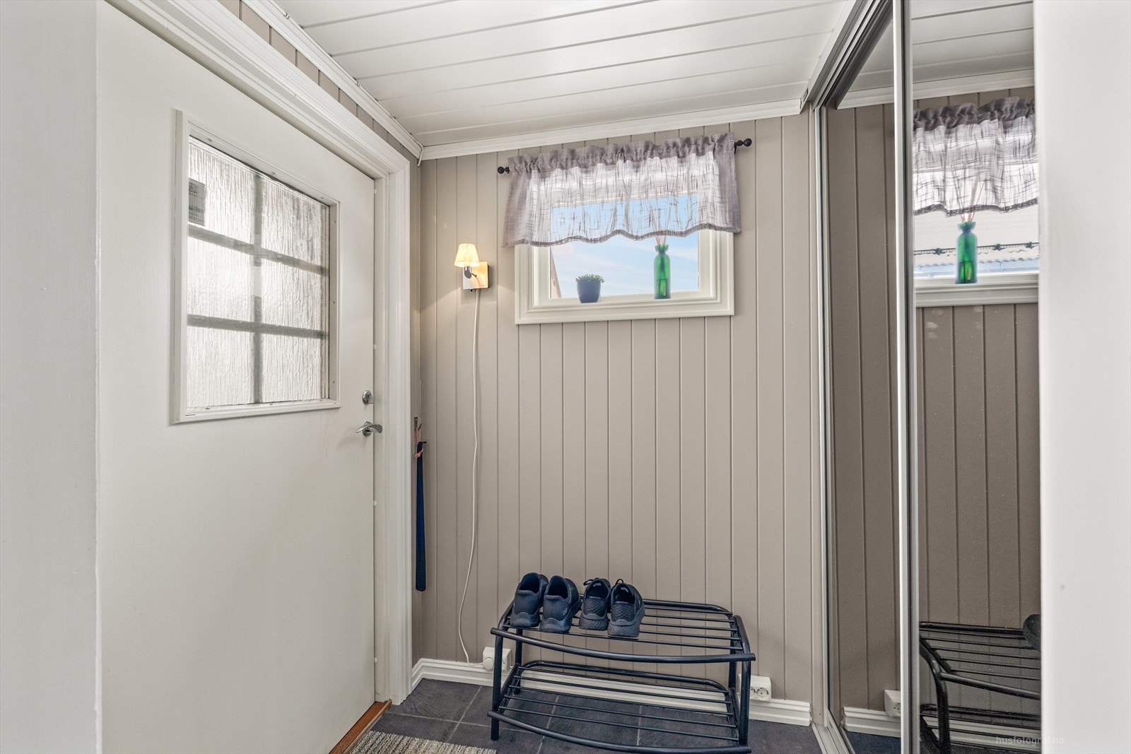 Velkommen inn til en hyggelig entré hvor det også er god plass til å henge ifra seg yttertøyet i skyvedørsgarderobe. Galleribilde