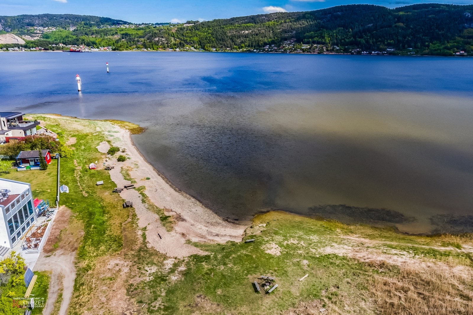Trulsestranda som ligger rett nedenfor boligen. Galleribilde