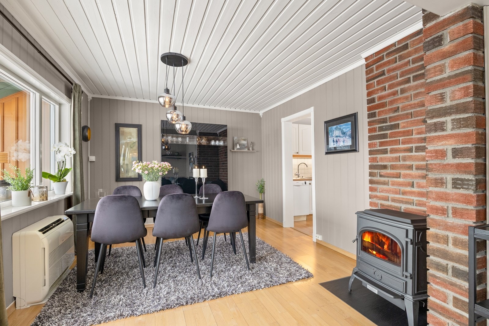 Stuen har tv-stue og rom for spisestue. Galleribilde