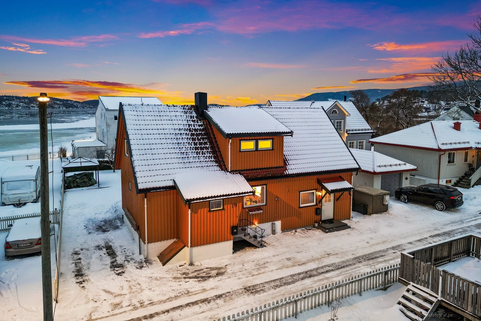 Opparbeidet tomt med gressplen og beplantninger. Galleribilde