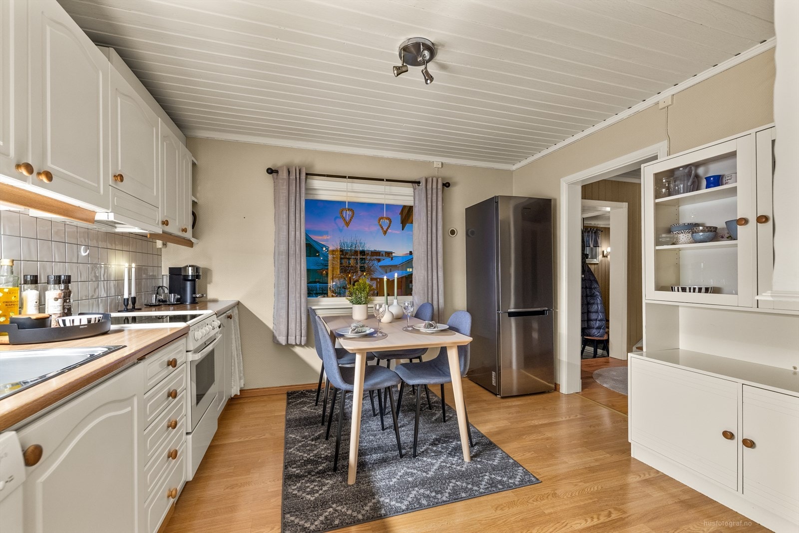 Kjøkkenet er utstyrt med frittstående hvitevarer som stekeovn, oppvaskmaskin og kjøl/fryseskap. Galleribilde