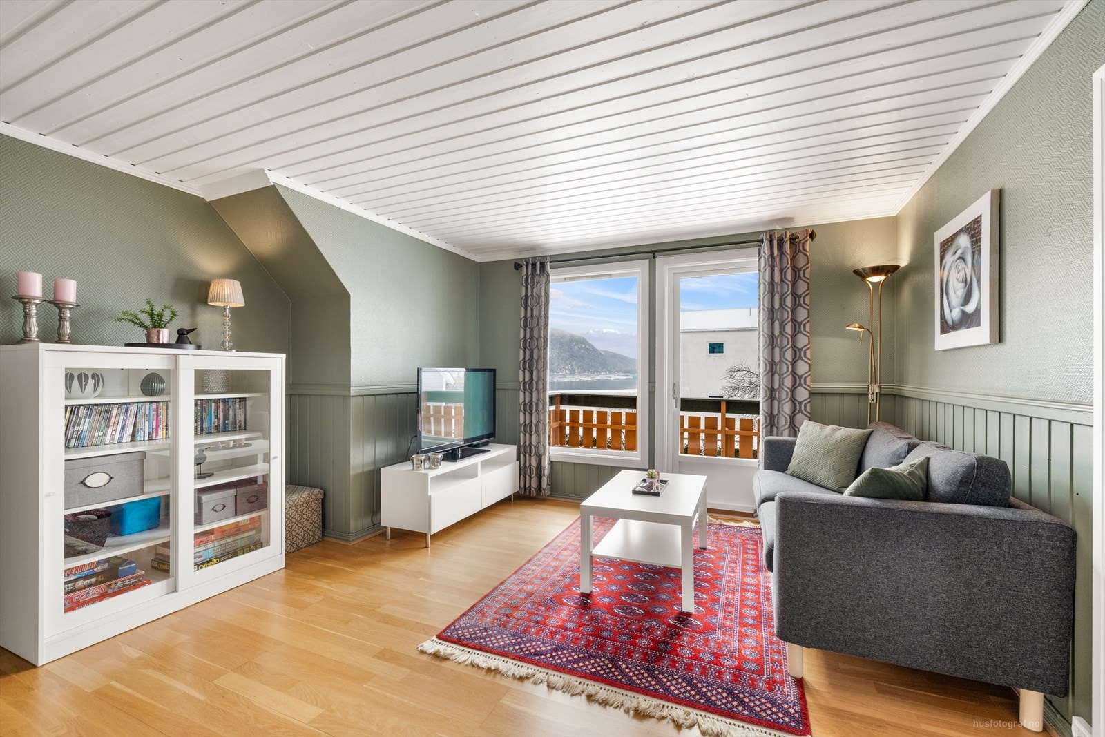 Stuen i 2. etasje fungerer som et ideelt oppholdsrom for både barn og ungdom. Galleribilde