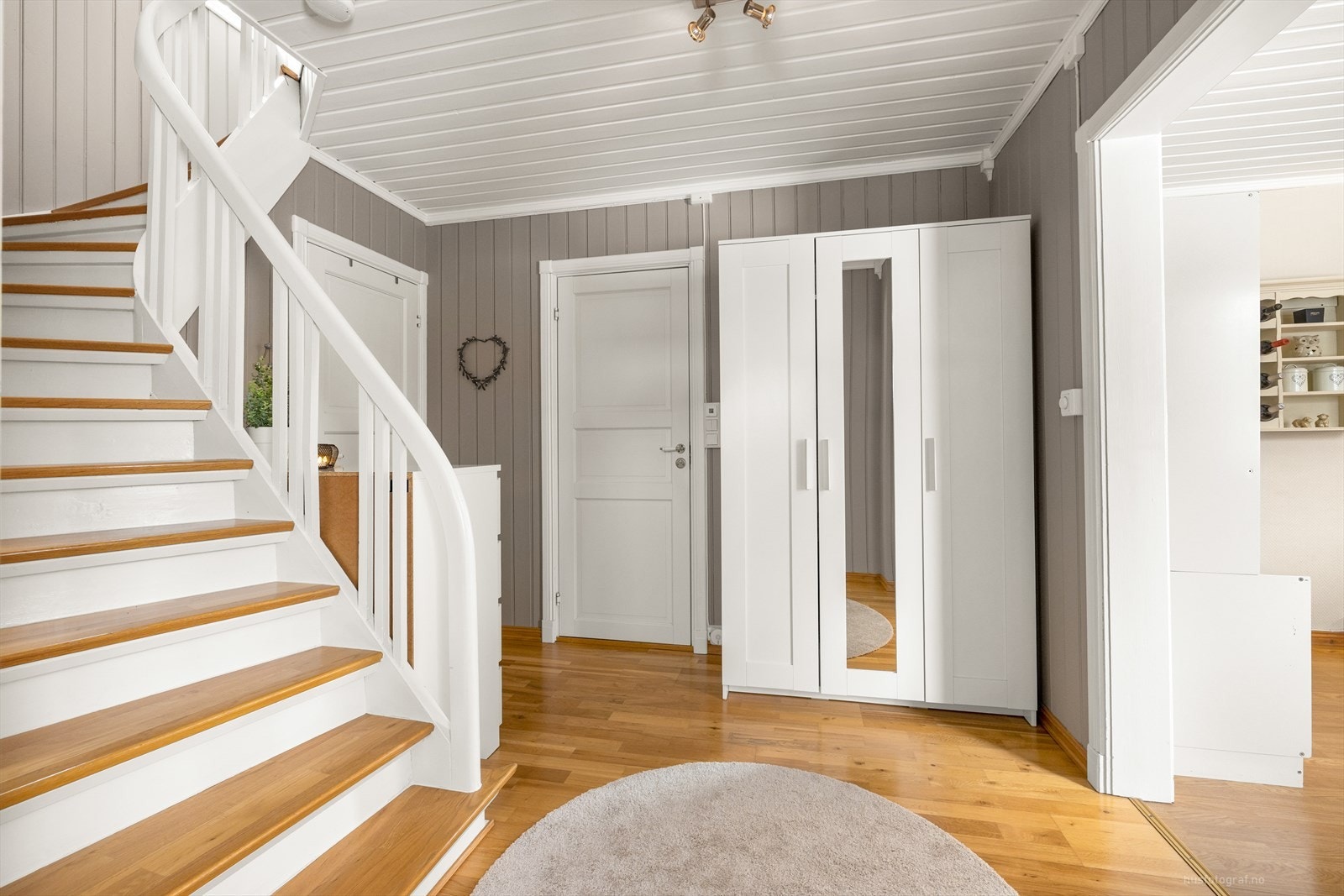 Boligen holder en familievennlig planløsning + godkjent utleieleilighet. Galleribilde