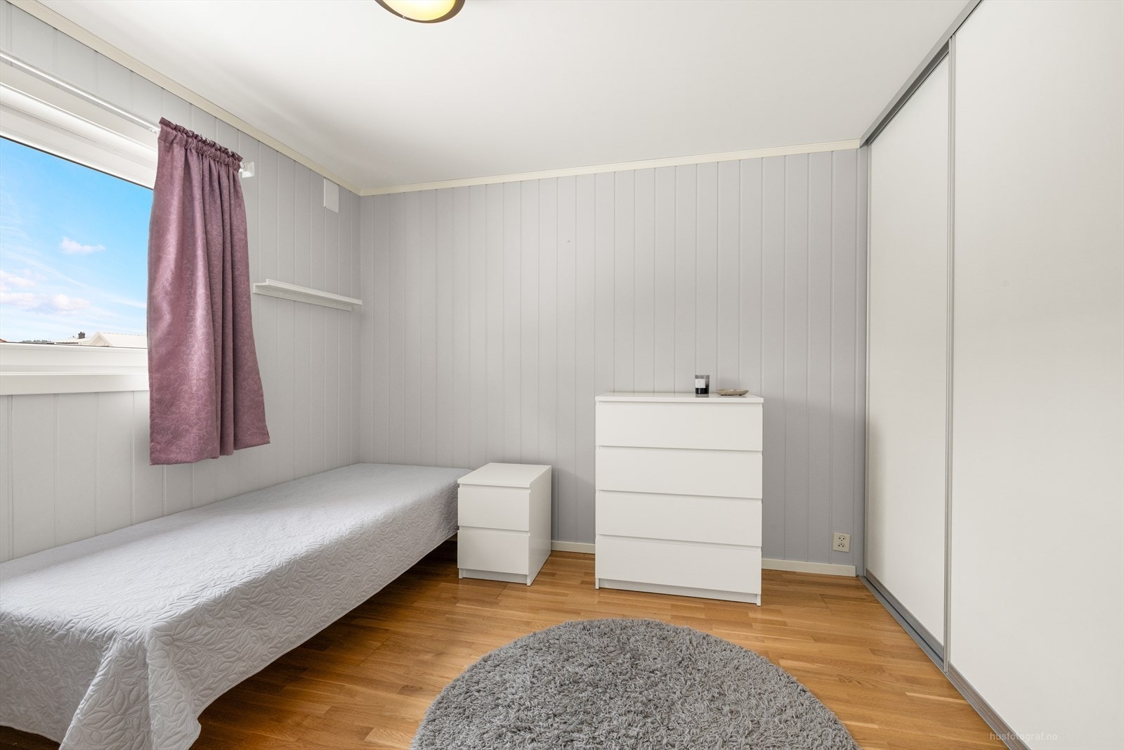 Soverom med skyvedørsgarderobe i utleieleilighet. Galleribilde