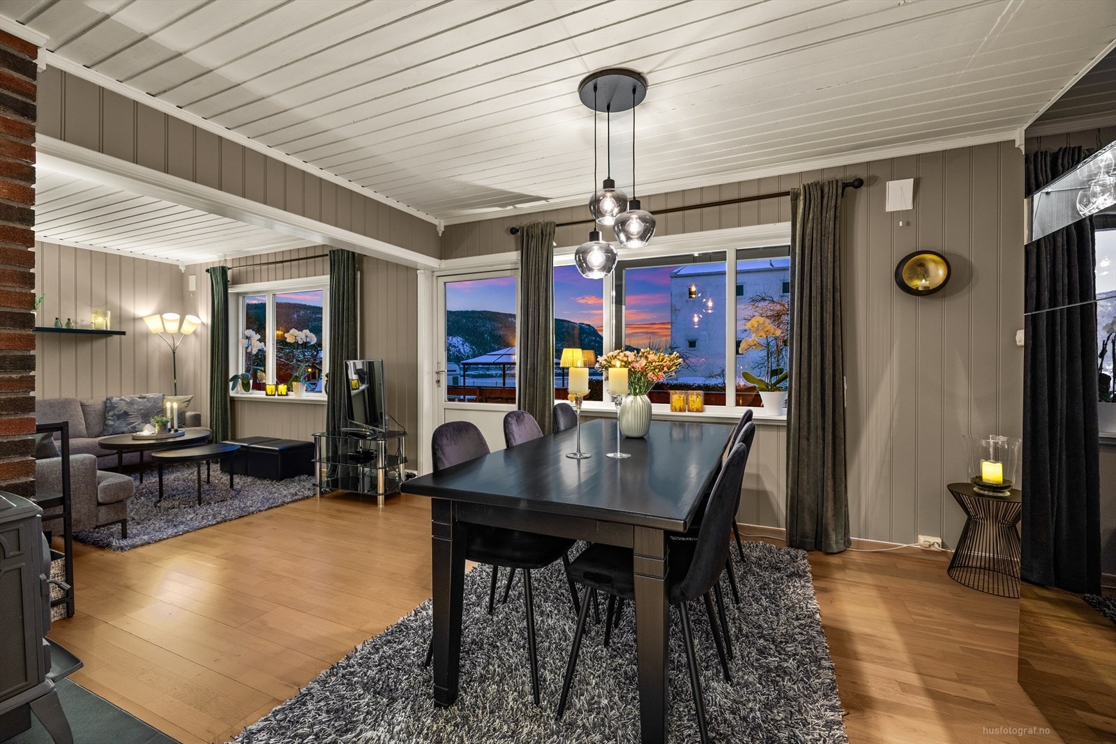 Fin plass til både sittegruppe i sofa og spisebord. Enkel adkomst til terrasse og hage. Galleribilde