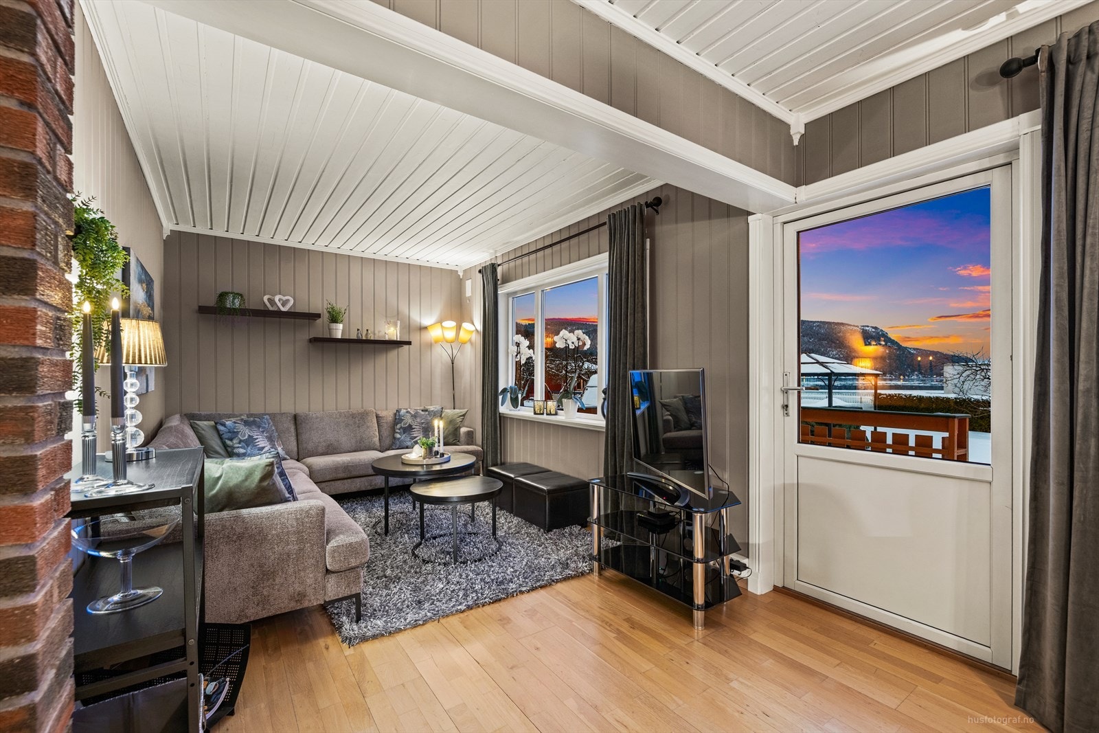 Kveldsstemning i stuen. Galleribilde