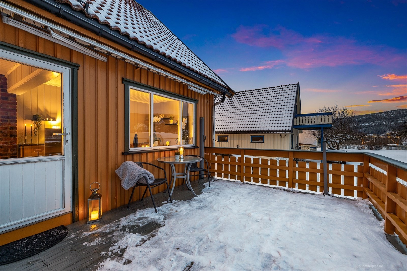 Den romslige terrassen gir god plass til både sittegruppe og avslapningssoner, og rekkverket rammer inn området på en hyggelig og lun måte. Galleribilde