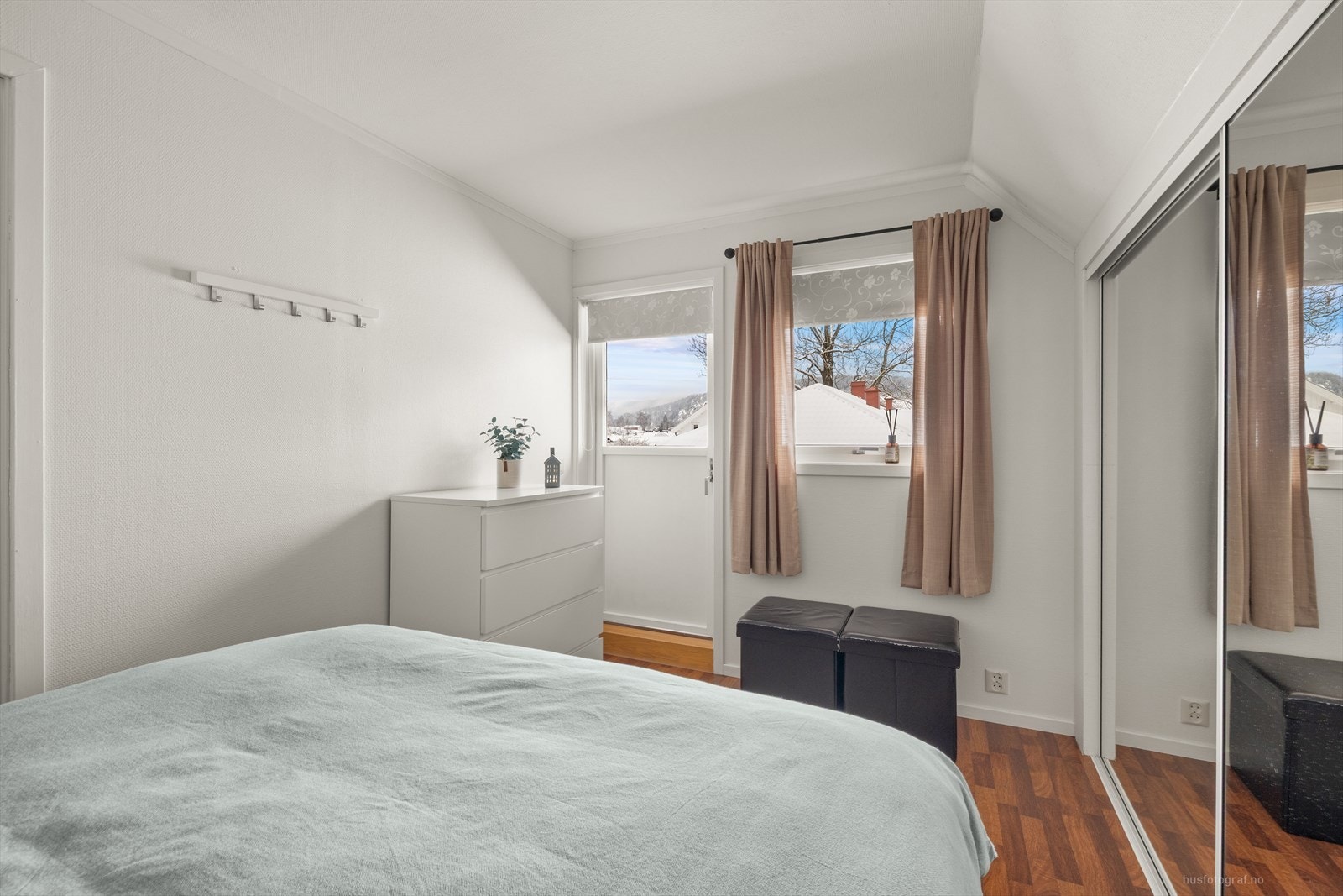 Fra et av soverommene i 2.etasje er det direkte utgang til en balkong. Galleribilde