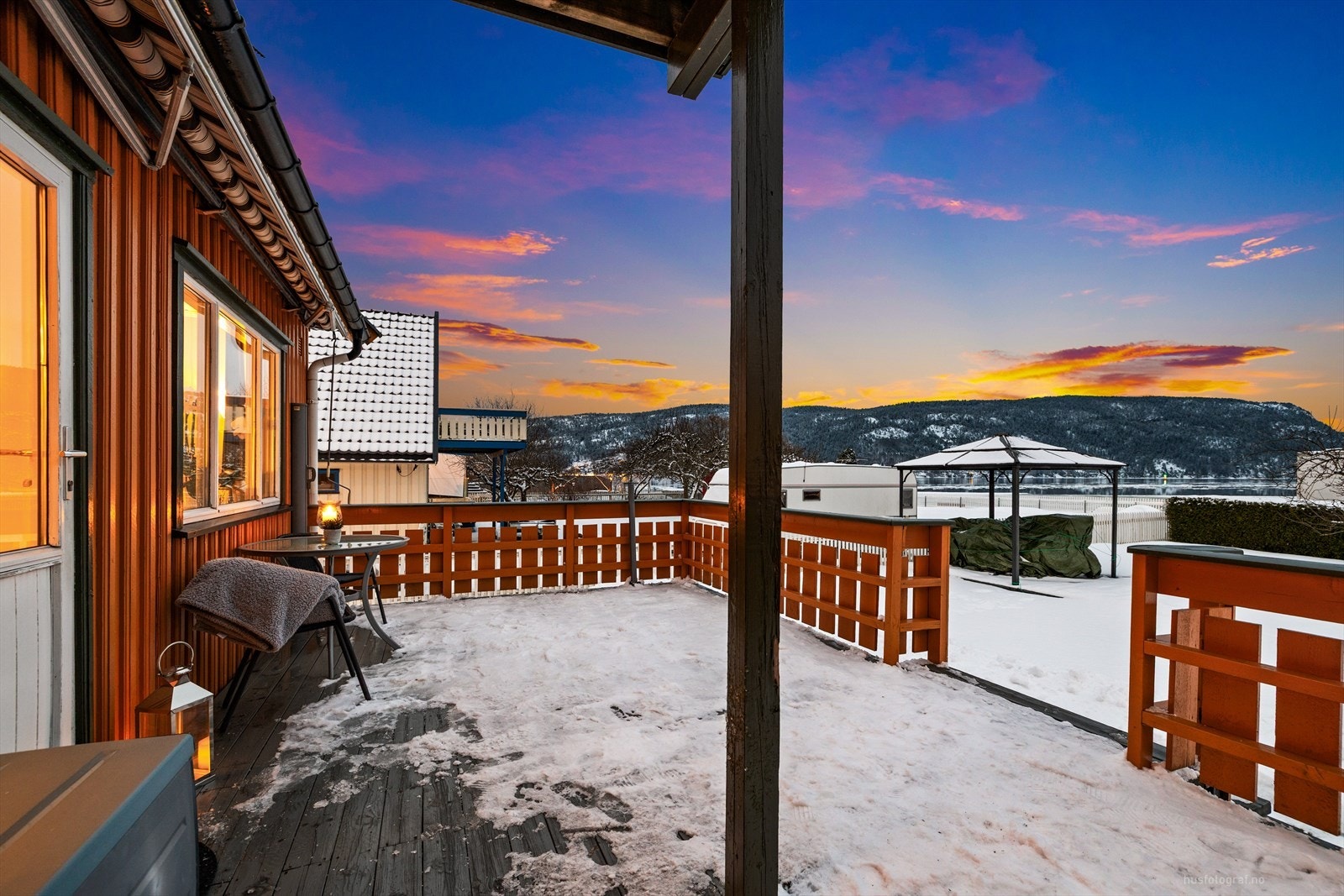 Med direkte adkomst fra boligen og fine solforhold er dette et perfekt sted å nyte rolige morgener, sosiale sammenkomster eller stemningsfulle kvelder. Galleribilde