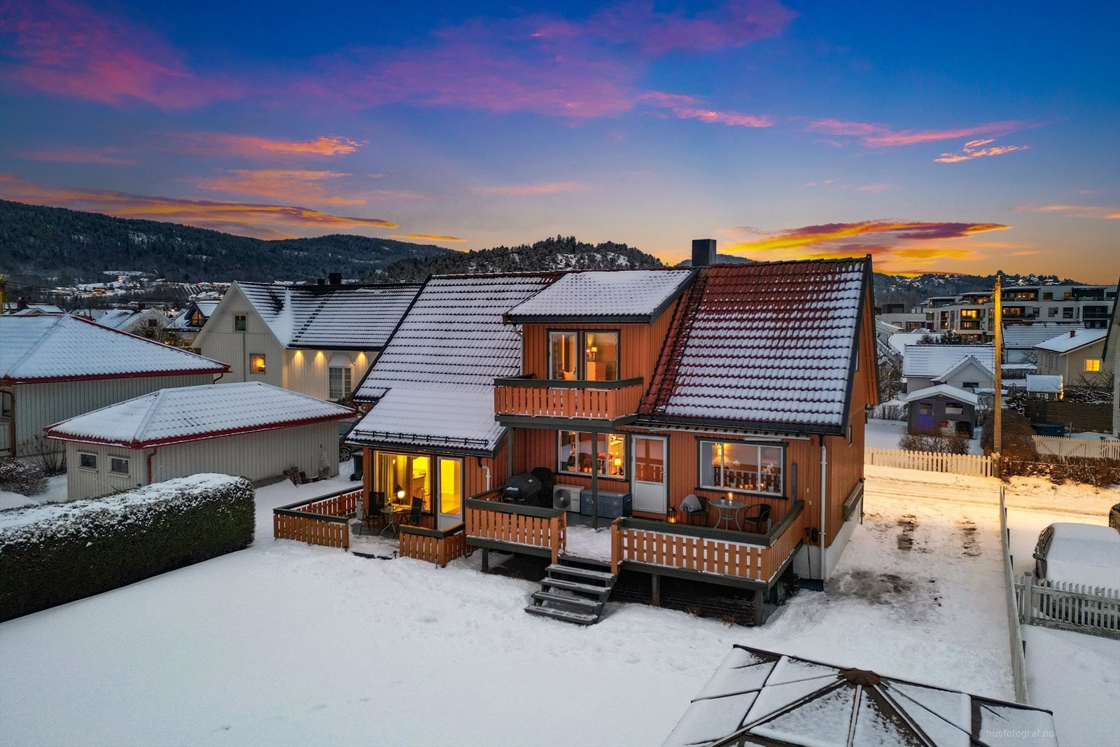 Eiendommen har en stor hage mot sjøen og er fint skjermet med hekk. Galleribilde