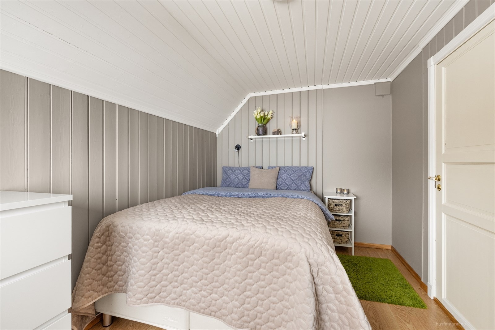 Boligen har en familievennlig løsning med tre soverom som ligger samlet i boligens 2.etasje. Galleribilde