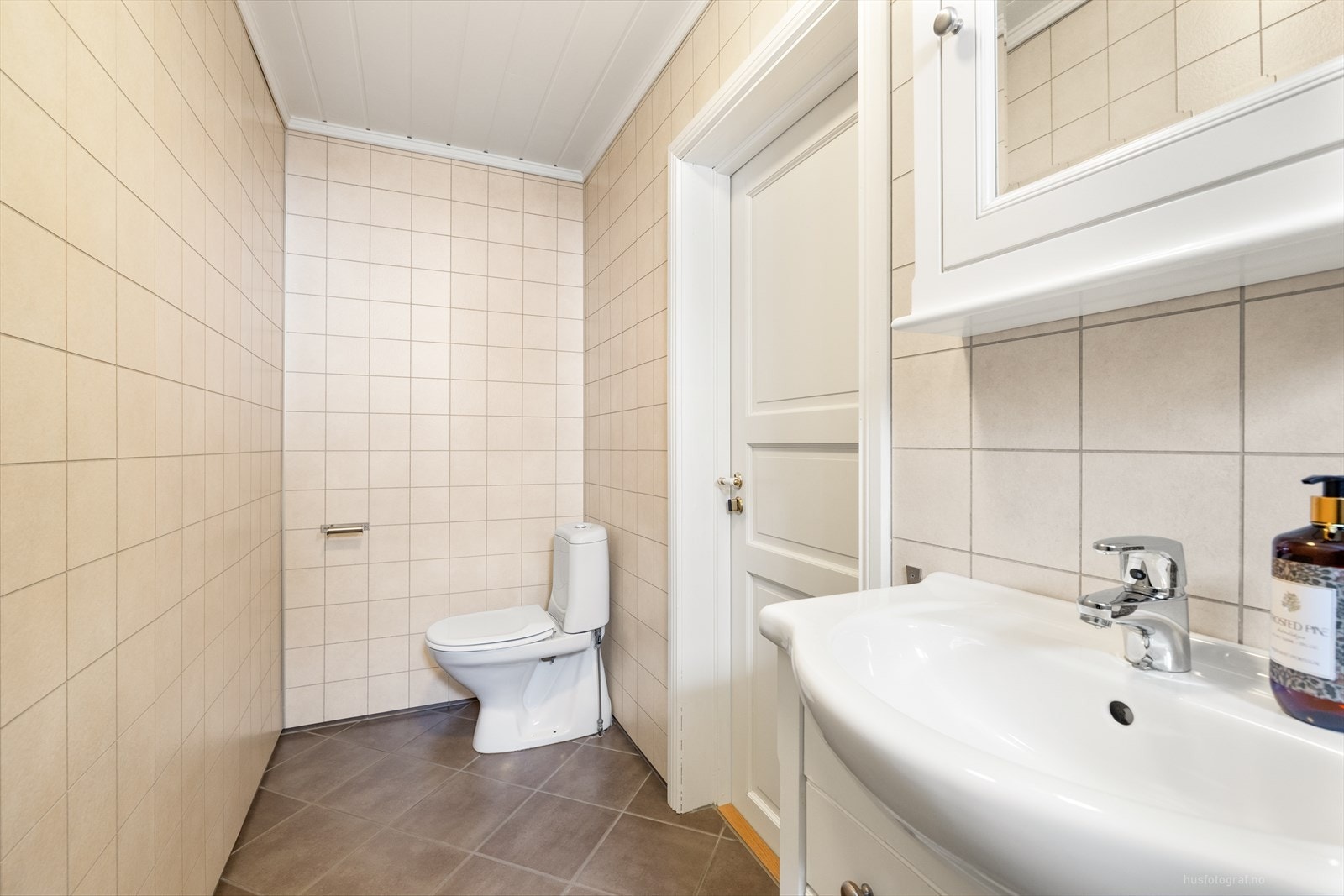 Boligen har to romslige bad i hoveddel og et bad i uteleieleilighet, et bad i hver etasje. Galleribilde