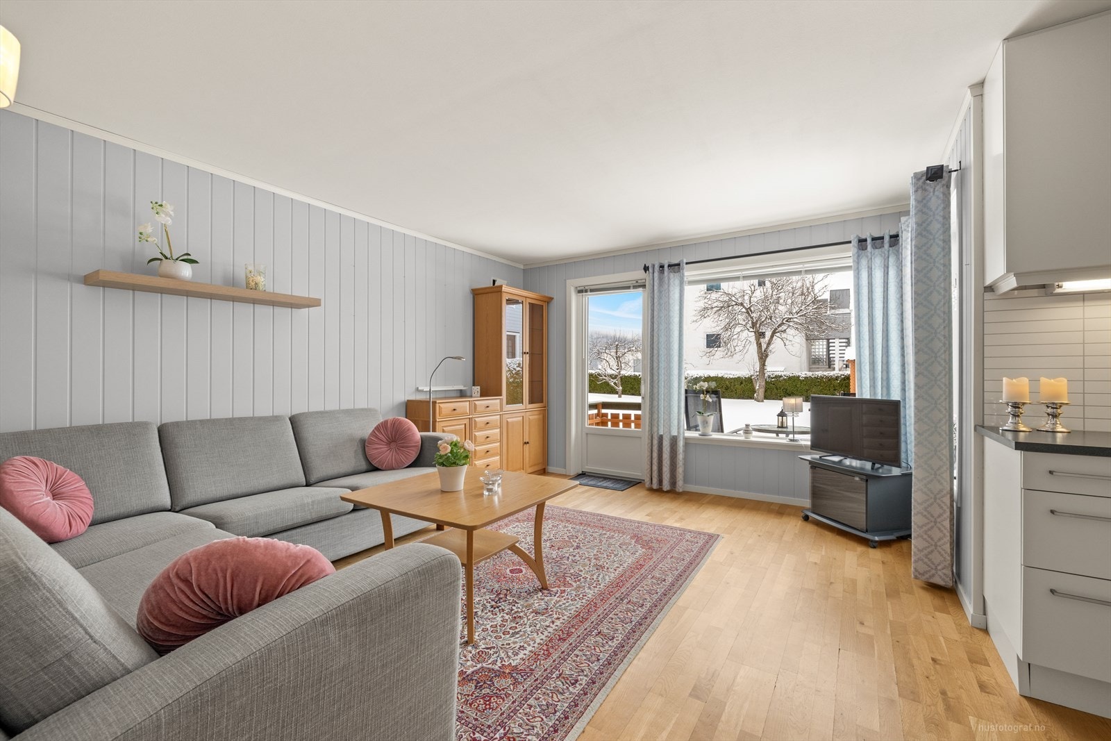 Enkel kjøkkeninnredning med slette fronter i laminat utførelse og benkeplate av laminat. Kjøkkenet har rom for kjøl/fryseskap og stekeovn. Galleribilde