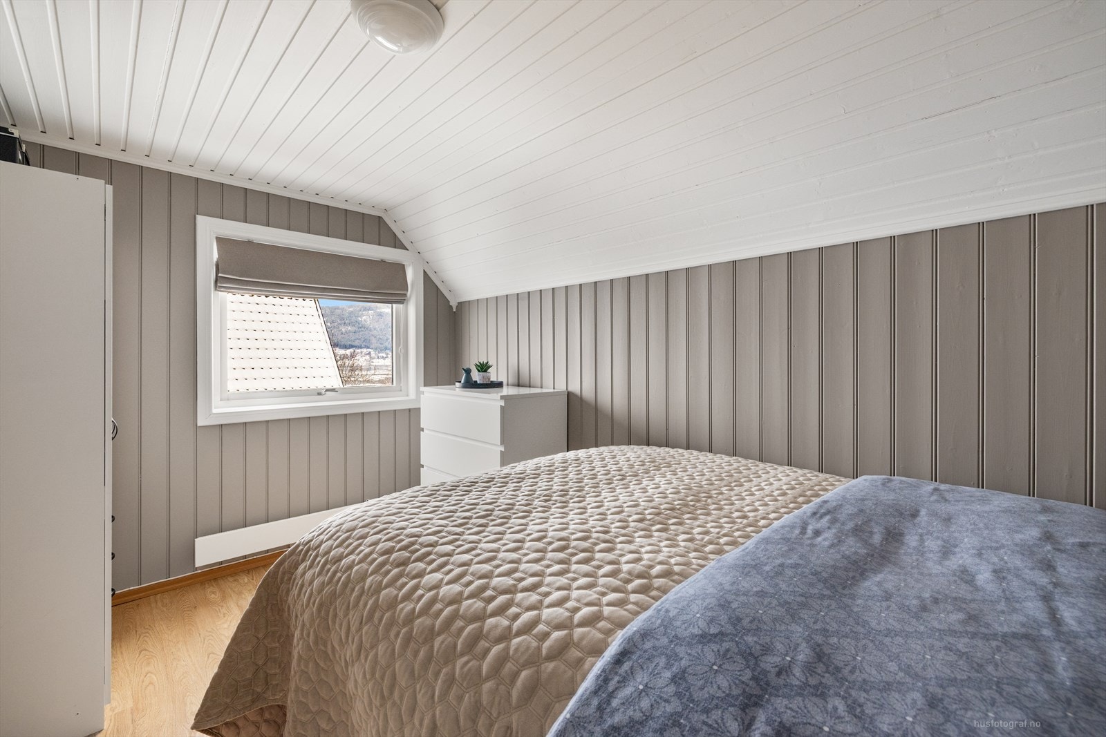 Soverommet har god plass til dobbeltseng med tilhørende nattbord og garderobeløsning. Galleribilde