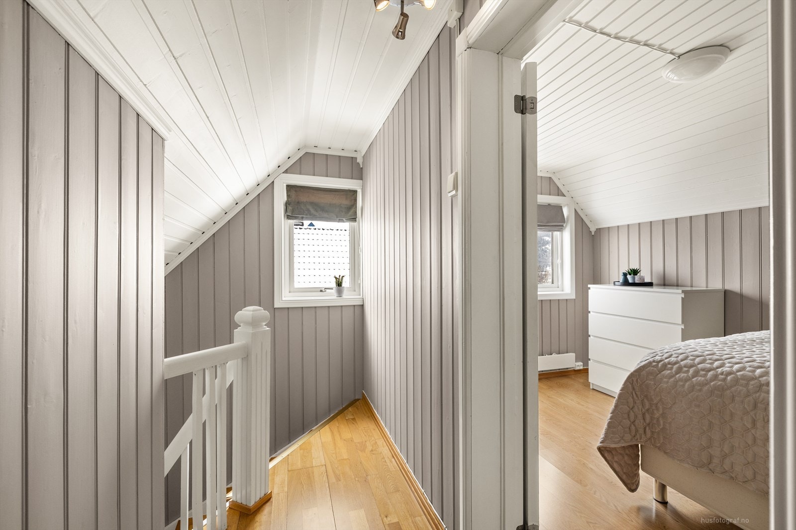 Boligen er innredet med 3 soverom, loftstue, bad og gang i 2.etasje. Galleribilde