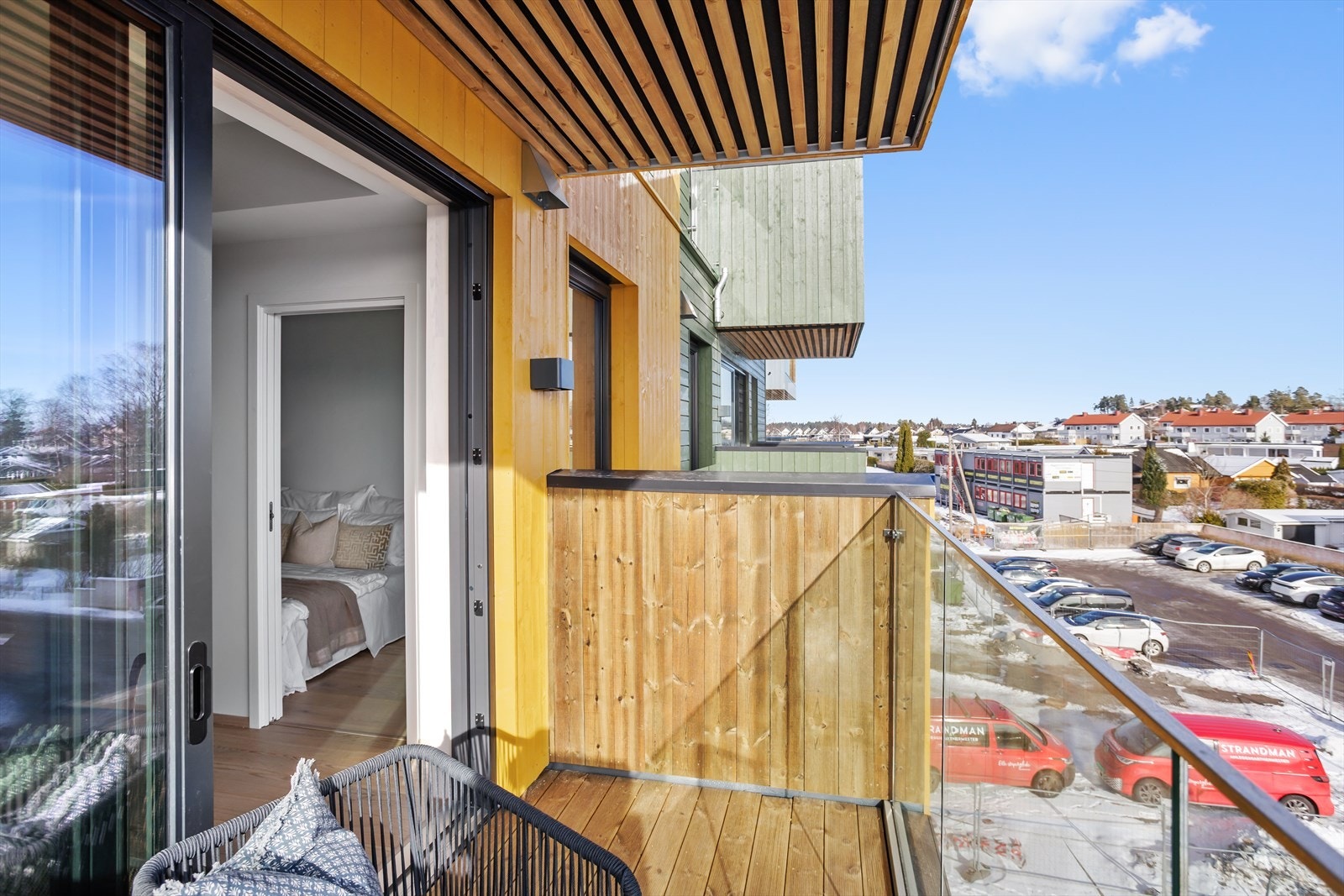 Balkongen blir som et "ekstra rom" i sommersesongen og størrelsen/utformingen gir plass for utemøbler og spiseplass. Terrassegulvet er er av solid treverk med rillede, brede og solide gulvbord. Galleribilde