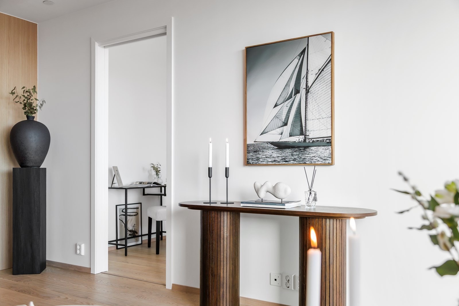 Innervegger har slette/glatte flater, malt i gjennomgående lyse og moderne farger - dette gir en flott og gjennomtenkt helhetsopplevelse. Galleribilde