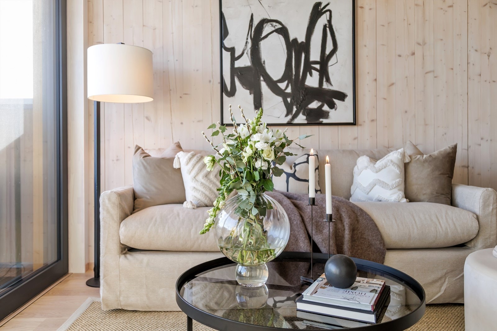 Det er enstavs lyse eikeparkettgulv i alle rom. Disse er både klassiske, solide og moderne. Galleribilde