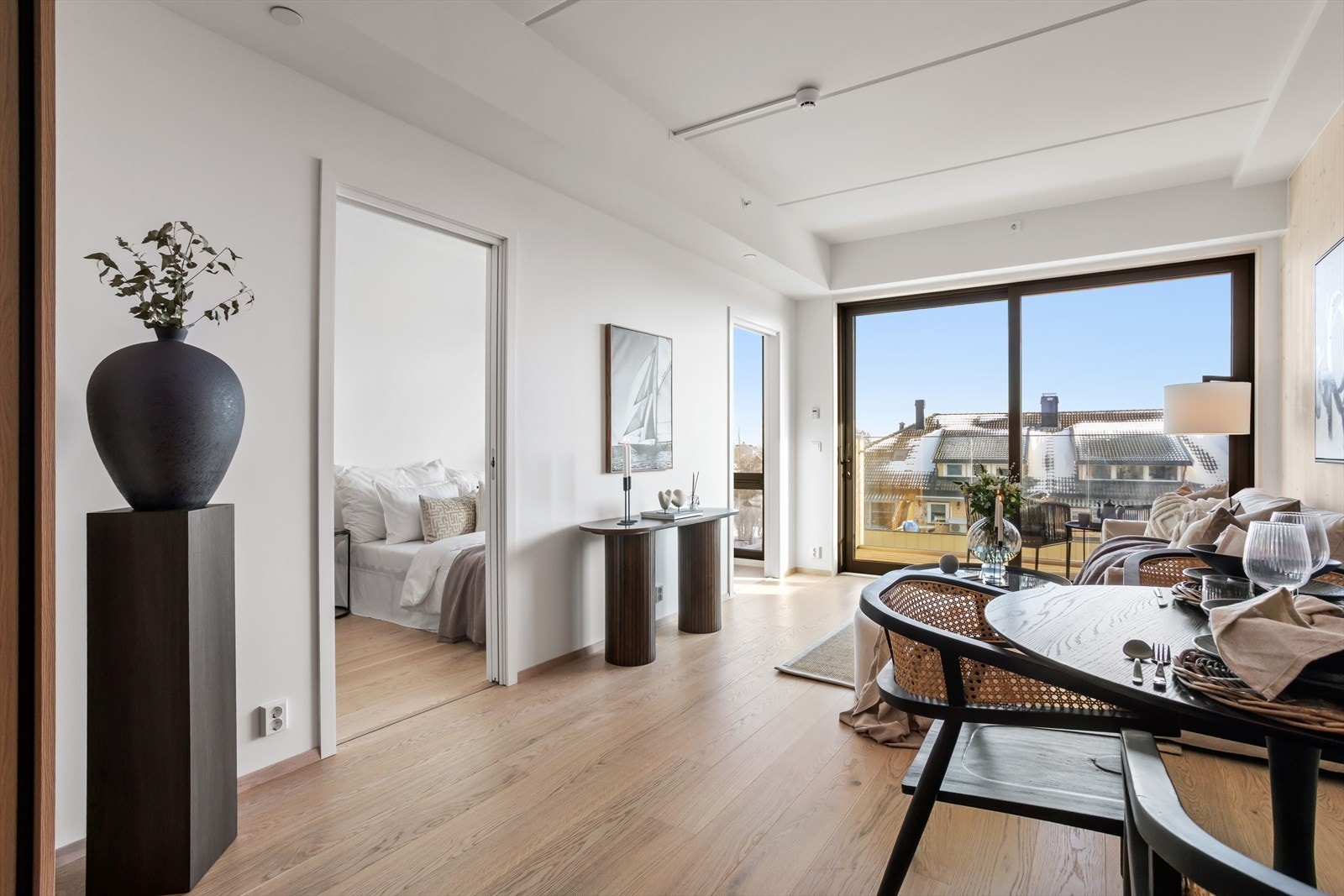 Leiligheten har en arealeffektiv planløsning og byr blant annet på kjøkken i åpen løsning med flott innredning fra Svane kjøkkenet, stue-/spisestue med utgang til balkong, soverom med plass til garderobe og dobbeltseng og et stort, deilig baderom. Galleribilde