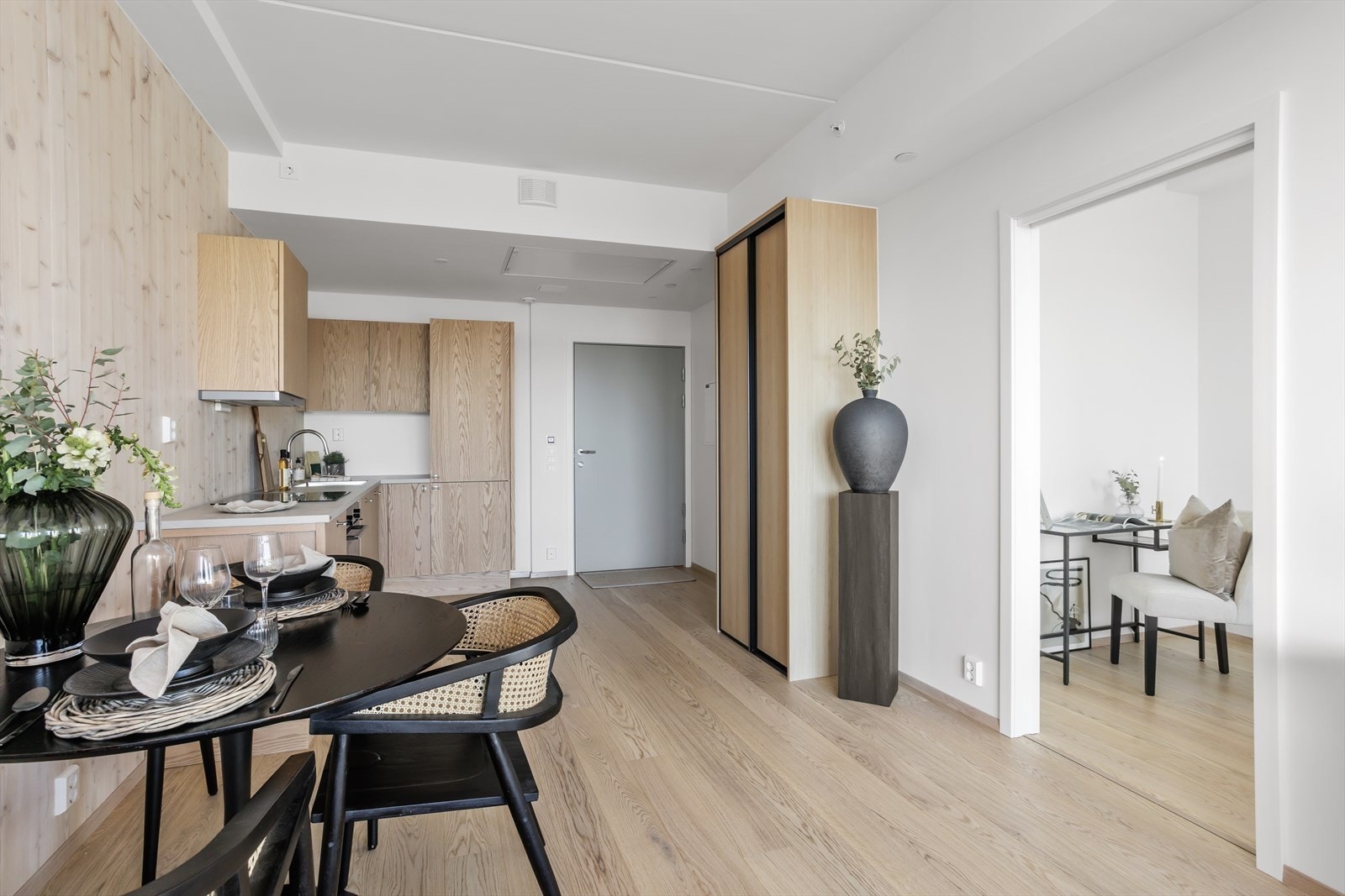 I stue-/kjøkkentak og på soverommet er det god himlingshøyde forsterker romfølelsen. Ved innerste del av kjøkkenet og på baderommet er det noe lavere takhøyde enn ellers i leiligheten (nedforet). Galleribilde