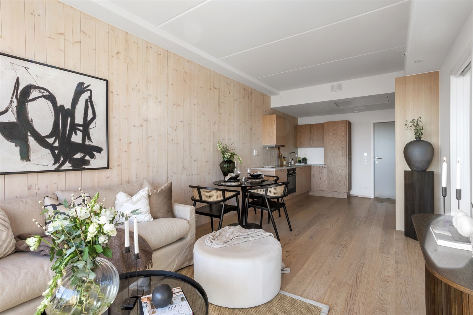 God kvalitet på interiøret, moderne bad/kjøkken og vannbåren varme i stue/kjøkken fordrer til høy trivsel - alt dette er det lagt til rette for i leiligheten. Galleribilde