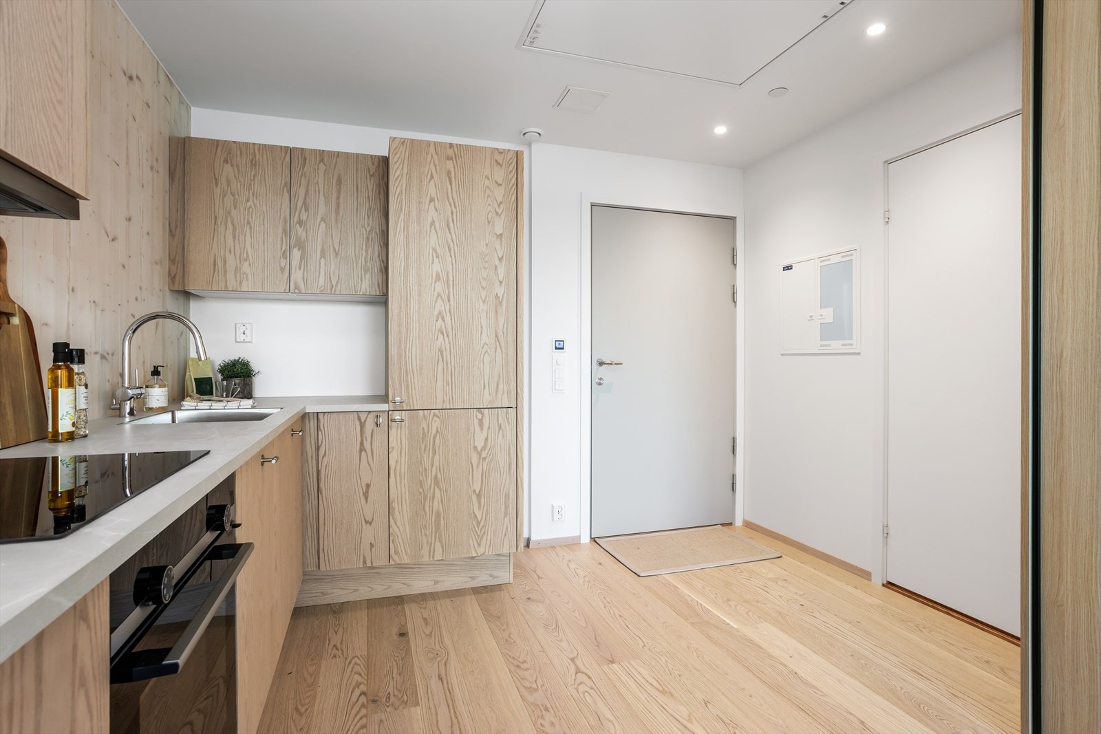 Innredning fra danske Svane kjøkkenet hvor det er det lagt vekt på detaljer som gir et naturlig, praktisk og flott preg med en nordisk palett der det er lagt fokus på bruk av naturlig tre. Galleribilde