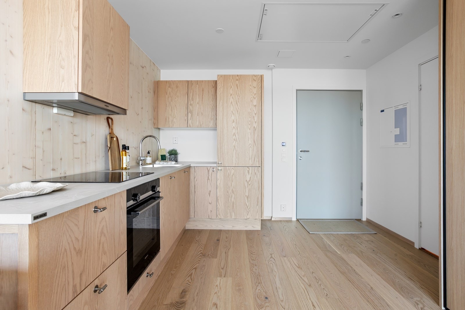 Leiligheten er innredet med et moderne og stilrent kjøkken med mange fine detaljer. Innredningen er pent tilpasset rommets utforming og dets miljø. Galleribilde