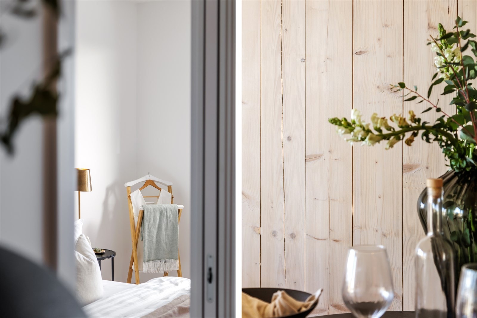 Den ene langveggen i stuen og kjøkkenet er av eksponert massivtre - en detalj som setter et flott særpreg til leiligheten. Galleribilde