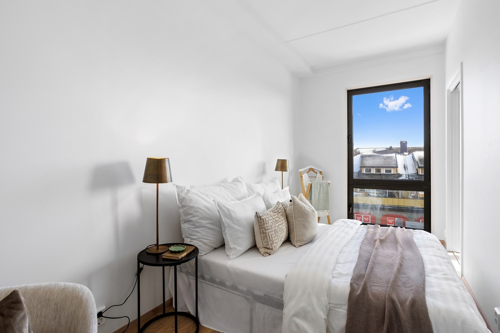 Også soverommet har høy himling og høyreist vindu! Galleribilde