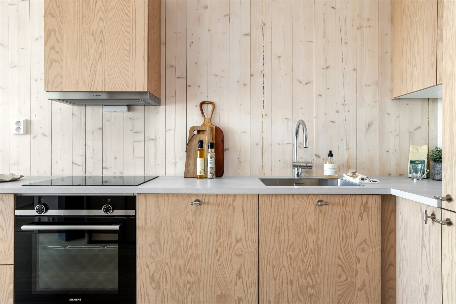 Med sin inspirasjon fra nordisk palett, er det lagt fokus på bruk av naturlig tre i flere elementer, lyse farger og store vinduer som samlet gir en behagelig atmosfære. Galleribilde