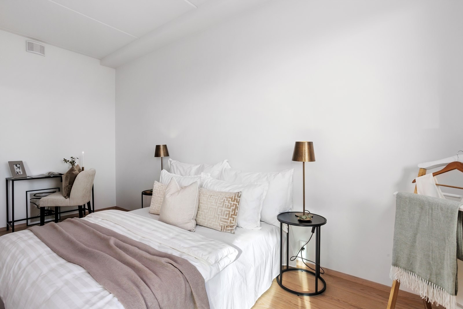 Det er plass til dobbeltseng i rommet. Det medfølger ikke garderobeskap, men det er god plass i rommet for installering av garderobeskapsløsninger. Galleribilde